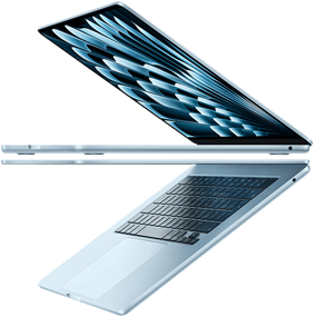 اثنان من أجهزة MacBook&nbsp;Air باللون الأزرق السماوي مفتوحان على شكل سهم، فتبرز نحافة التصميم