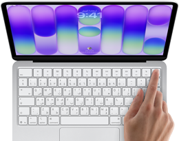 جهاز MacBook Neo، لون فضي، يعرض شاشة تسجيل الدخول، إصبع شخص على مستشعر بصمة الإصبع في الزاوية العلوية اليسرى من لوحة المفاتيح