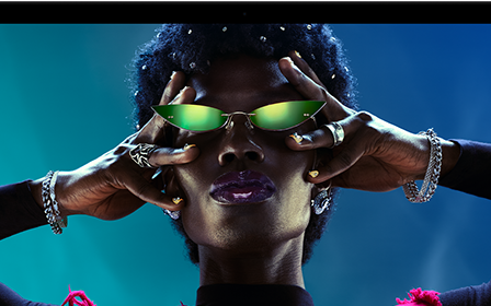 شاشة ملونة على MacBook Pro تُظهر شخصاً يتفاعل بحماس مع الجمهور في إحدى الحفلات، ما يبرز حيوية شاشة ريتنا ليكويد XDR‏ النابضة بالحياة