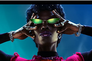 شاشة ملونة على MacBook Pro تُظهر شخصاً يتفاعل بحماس مع الجمهور في إحدى الحفلات، ما يبرز حيوية شاشة ريتنا ليكويد XDR‏ النابضة بالحياة